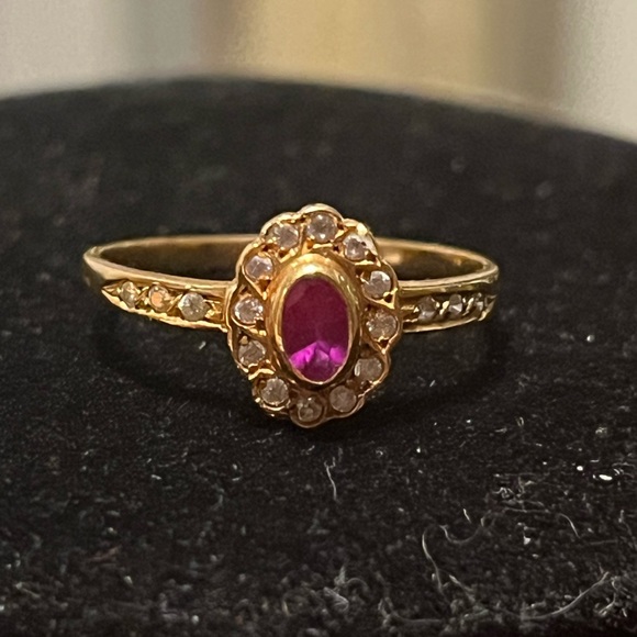 22 k gold Estate Ruby and diamond engagement ring, size 7.0 - Picture 2 of 10